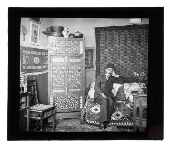 Homme en costume dans le salon d'une habitation libanaise.