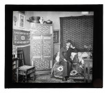 Homme en costume dans le salon d'une habitation libanaise.