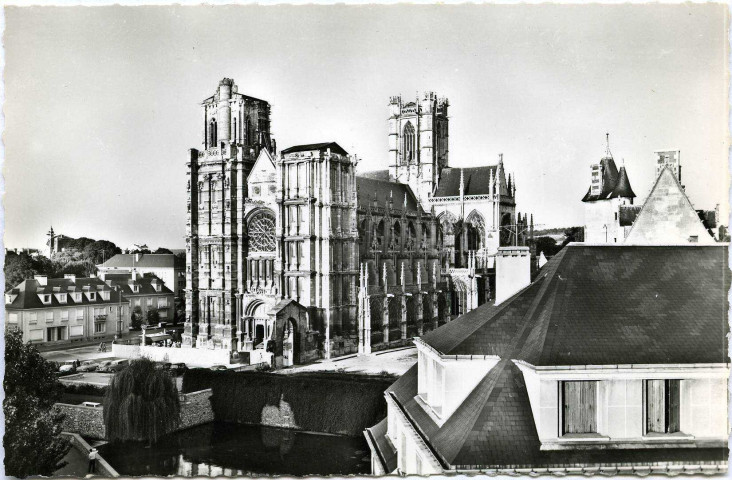 Evreux-Ville. La Cathédrale et le miroir d'eau.