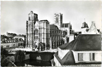 Evreux-Ville. La Cathédrale et le miroir d'eau.