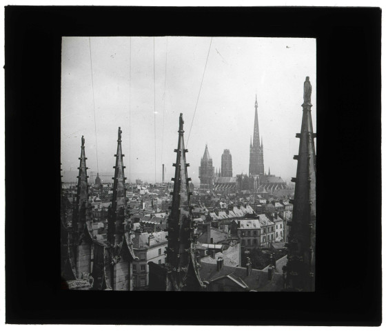 Vue de la ville de Rouen (Seine-Maritime) prise de l'abbaye de Saint-Ouen vers la cathédrale.