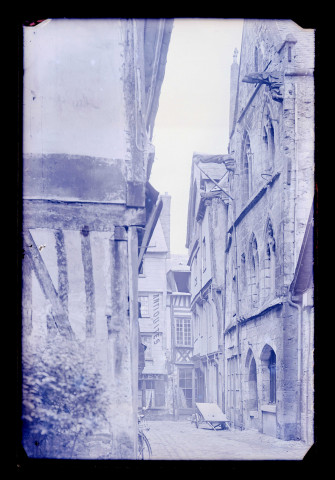 Ruelle de la maison des templiers de Caudebec-en-Caux (Seine-Maritime).
