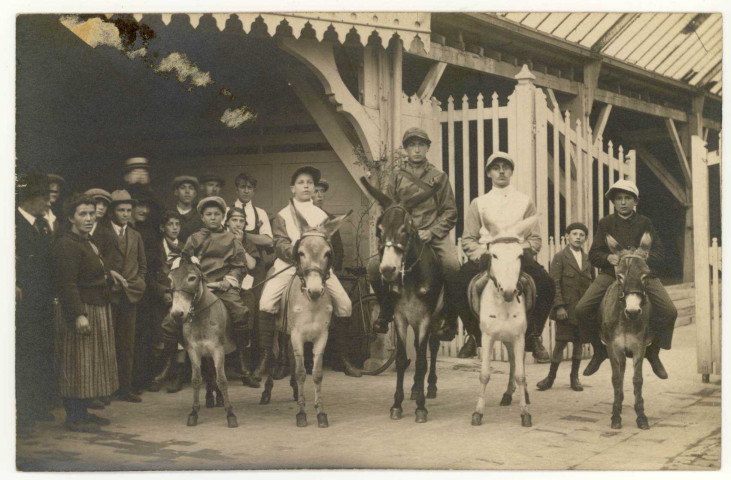 Evreux-Ville. Les Fêtes de la Harpe - Enfants participant à la course d'âne.