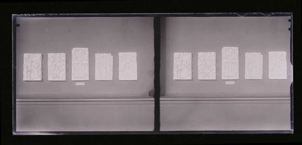 Moulages de bas-reliefs d'église, exposés au musée du Trocadéro de Paris (Seine).