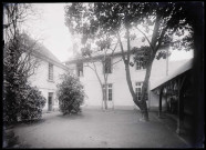 Cour d'un bâtiment.