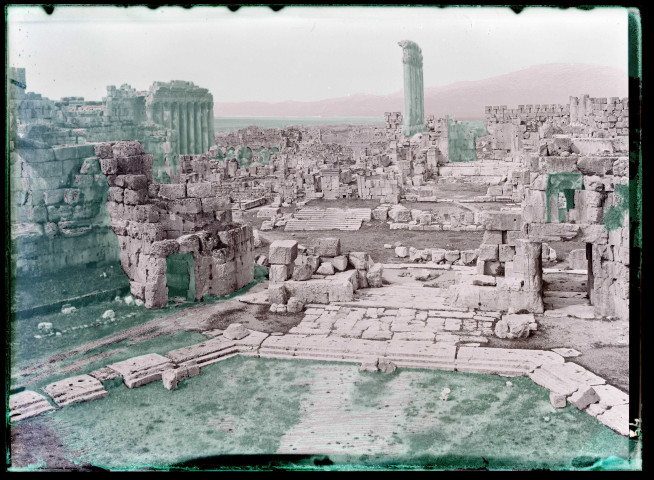 Cour hexagonale du sanctuaire de Baalbeck (Liban).