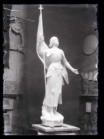 Statue de Jeanne d'Arc dans les ateliers Charles Desvergnes.