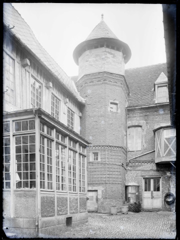 Maison en briquettes avec tourelle et bow-window de Eu (Seine-Maritime).