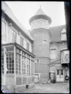 Maison en briquettes avec tourelle et bow-window de Eu (Seine-Maritime).