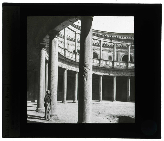 Palais de l'Alhambra à Grenade (Espagne), palais de Charles Quint, intérieur de la cour.