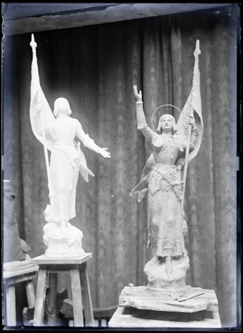 Statues de Jeanne-d'Arc en terre dans l'atelier du sculpteur.