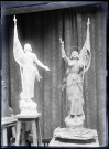 Statues de Jeanne-d'Arc en terre dans l'atelier du sculpteur.