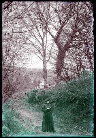 L'abbé Bretocq se promenant en lisant sur le chemin du presbytère de Rosay-sur-Lieure (Eure).
