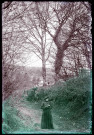 L'abbé Bretocq se promenant en lisant sur le chemin du presbytère de Rosay-sur-Lieure (Eure).