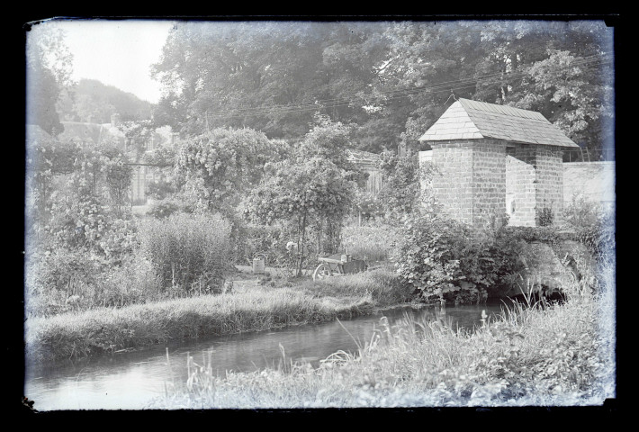 Potager au bord d'une rivière.
