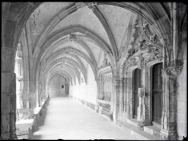 Galerie du cloître de l'abbaye Notre-Dame de Fontenelle de Saint-Wandrille-Rançon (Seine-Maritime).