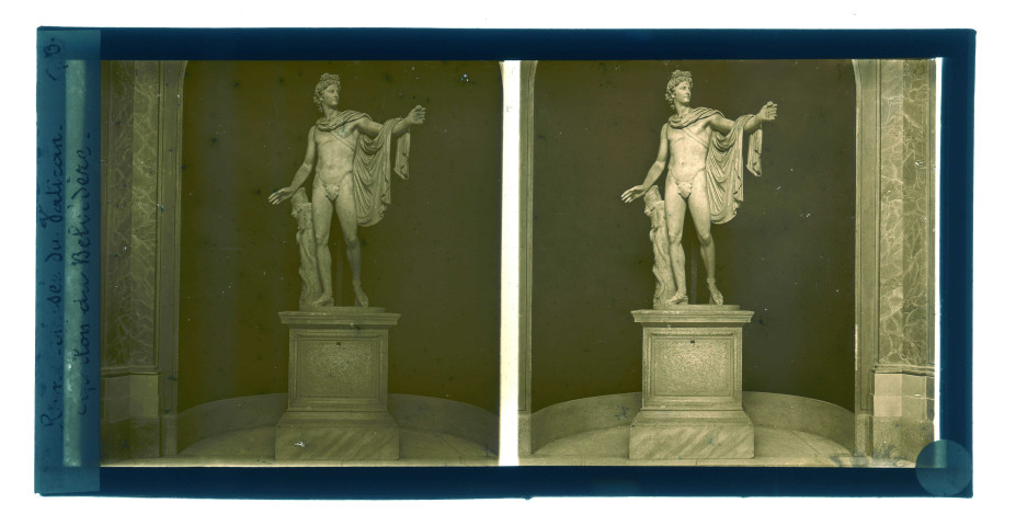 Statue d'Apollon exposée au musée du Vatican à Rome (Italie).