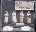 Moulages des statuettes de pleurants décorant le tombeau de Jean-sans-Peur provenant du musée de Dijon (Côte-d'Or), exposés au musée du Trocadéro de Paris (Seine).