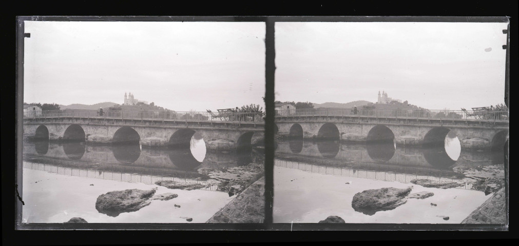 Pont surplombant une rivière et vue sur la cathédrale Notre-Dame-d'Afrique à Alger (Algérie).