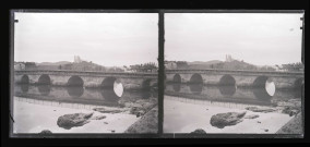 Pont surplombant une rivière et vue sur la cathédrale Notre-Dame-d'Afrique à Alger (Algérie).