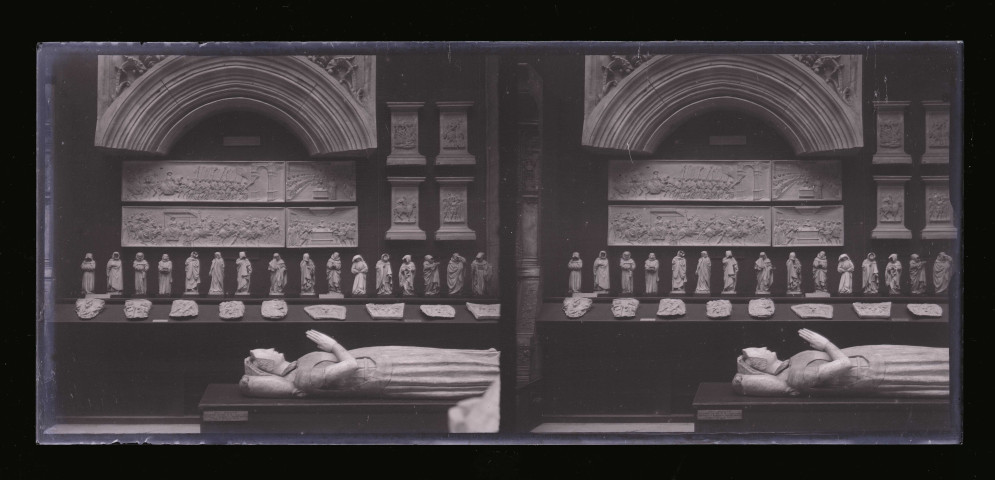 Moulages d'un gisant, de statues et de bas-reliefs d'église, exposés au musée du Trocadéro de Paris (Seine).