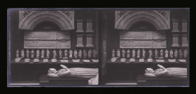 Moulages d'un gisant, de statues et de bas-reliefs d'église, exposés au musée du Trocadéro de Paris (Seine).