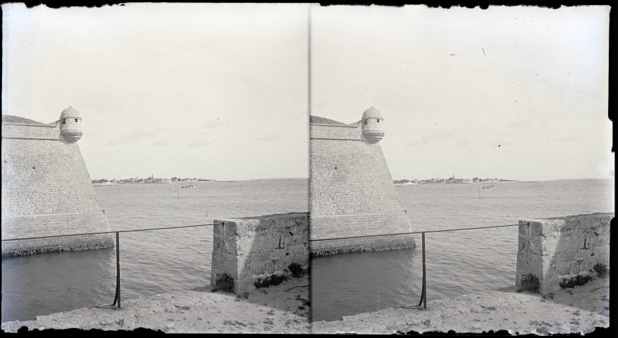 Fortification en bord de mer de type Vauban avec échauguette sur l'angle.