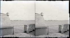 Fortification en bord de mer de type Vauban avec échauguette sur l'angle.