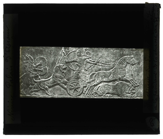 Musée du Louvre à Paris, stèle de la chasse au lion du palais du roi Assurbanipal à Ninive (Assyrie).