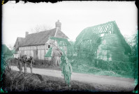 Paysan devant une chaumière normande et sa grange en ruines.