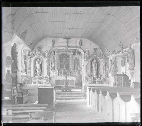 Intérieur de l'église d'Authouillet (Eure).