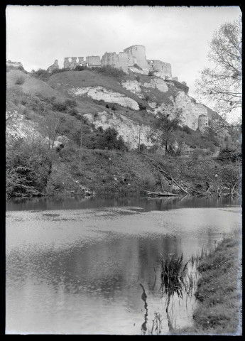 Vue Château Gaillard aux Andelys (Eure) depuis les rives de la Seine.