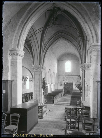 Vue de l'intérieur de l'église de Forêt-la-Folie (Eure).