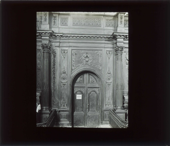 Porte en bois ornementée de la sacristie de la collégiale Notre-Dame d'Écouis (Eure).