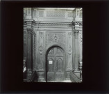 Porte en bois ornementée de la sacristie de la collégiale Notre-Dame d'Écouis (Eure).