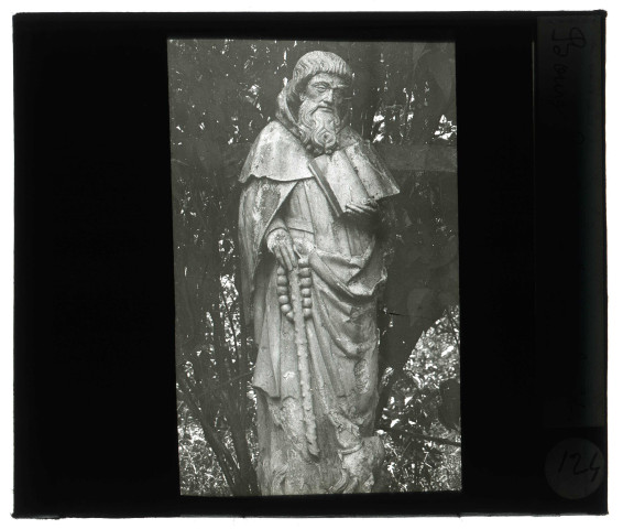 Église de Bourg-Beaudouin (Eure), jardin, statue de Saint-Antoine.