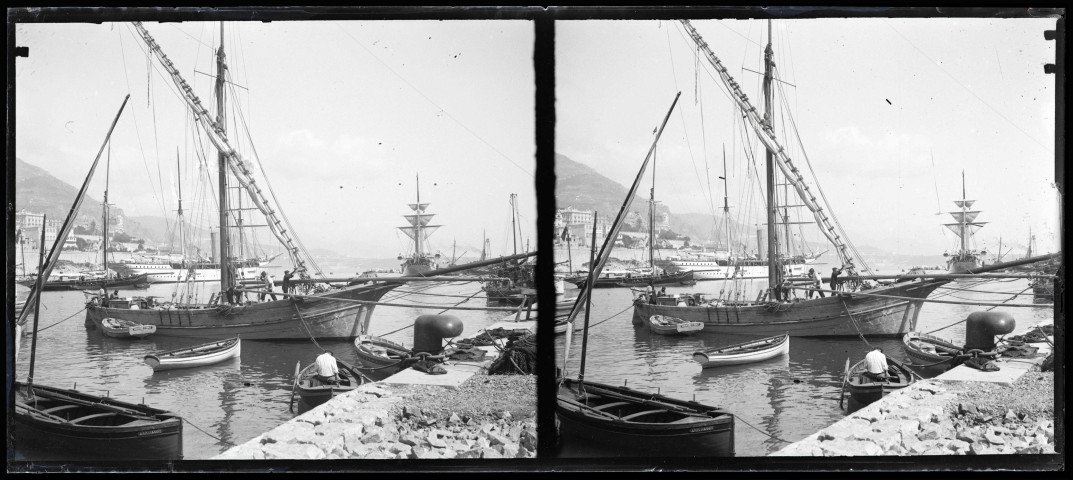 Voiliers et bateaux de pêche dans la rade d'un port méditerranéen.