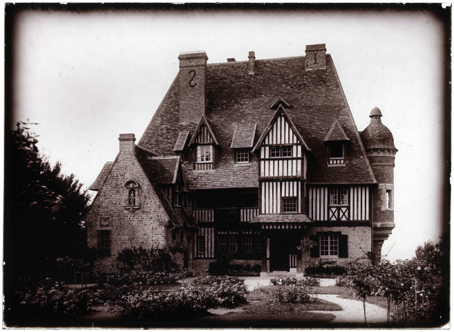 Vue d'ensemble du manoir « le Val fleuri » appartenant à M. Gallier.