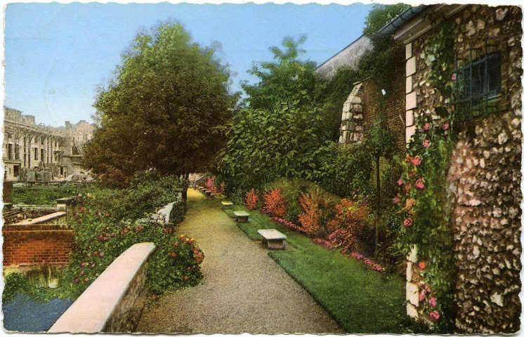 Evreux-Ville. Les Remparts au bord de l'Iton.