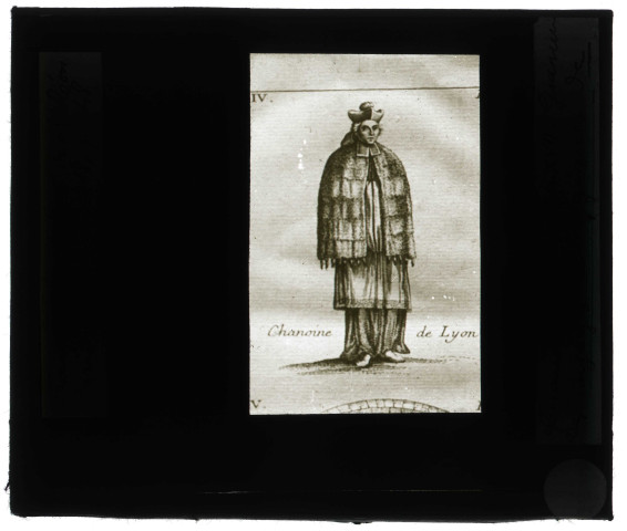 Gravure représentant un chanoine de Lyon (Rhône) au XVIIème siècle extraite du livre « Les voyages liturgiques de France du Sieur de Moléon, Paris, 1718, p. 48 »