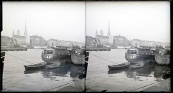 Péniches à quai aux docks de Rouen (Seine-Maritime).