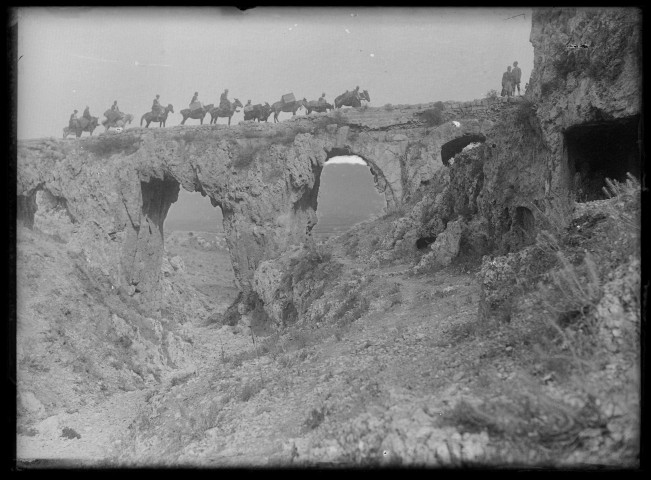 Caravaniers sur un pont en pierre (aqueduc d'Antioche (Turquie) notice PA).