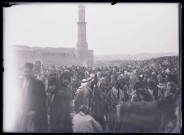 Foule au pied de la citadelle d'Alep (Syrie) avec un minaret en arrière-plan.