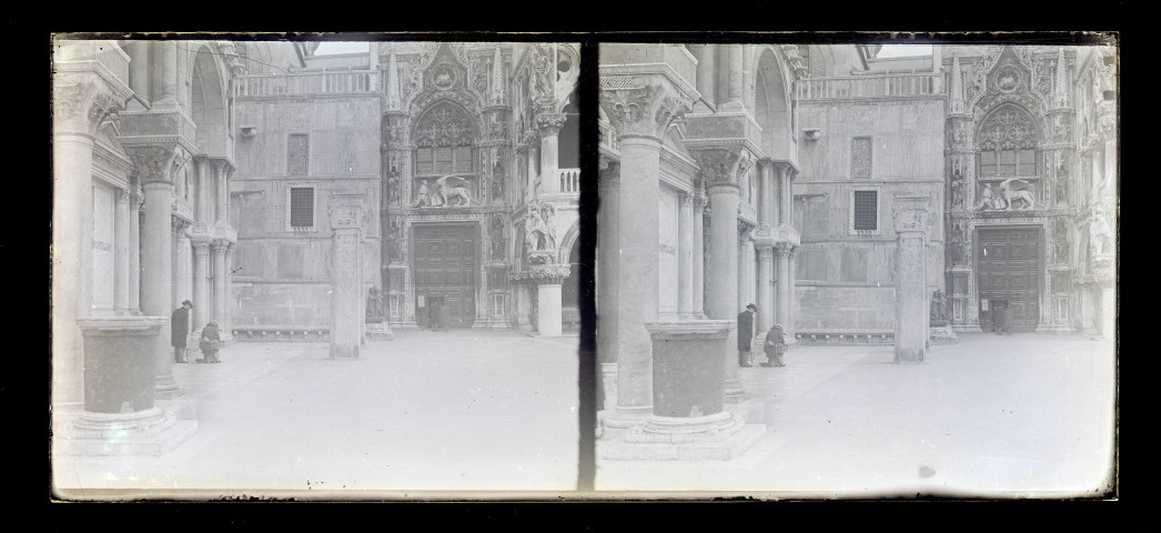 Cour et portail du Palais des Doges de Venise (Italie).