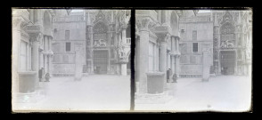 Cour et portail du Palais des Doges de Venise (Italie).