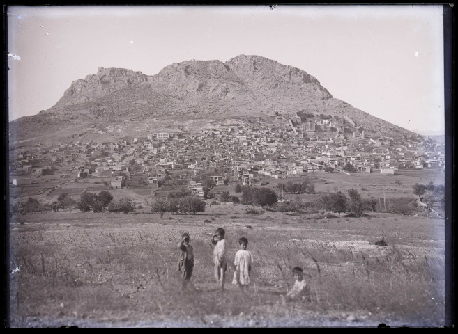 Vue générale du bourg, du catholicossat et de la citadelle de Kozan (Sis) (Turquie) (notice PA).
