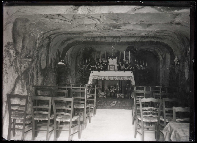 Intérieur d'une grotte consacrée.