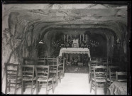 Intérieur d'une grotte consacrée.