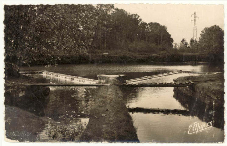 Francheville. Le Becquet - Les Bassins Réservoirs - En 1200, Henri 1er, Roi d'Angleterre, jeta les fondements de la ville de Verneuil et, pour en alimenter les fossés, il détourna le cours de l'Iton par un canal long de plus de deux lieues, qui prend sa naissance à Bourth et qui établit ainsi une communication entre les rivières de l'Iton et de l'Avre.