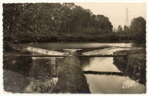 Francheville. Le Becquet - Les Bassins Réservoirs - En 1200, Henri 1er, Roi d'Angleterre, jeta les fondements de la ville de Verneuil et, pour en alimenter les fossés, il détourna le cours de l'Iton par un canal long de plus de deux lieues, qui prend sa naissance à Bourth et qui établit ainsi une communication entre les rivières de l'Iton et de l'Avre.